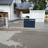 Gartenzaun mit Einfahrt